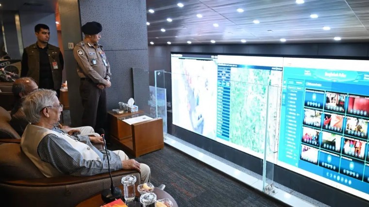 কন্ট্রোল রুম থেকে সারা দেশের ভোটের চিত্র পর্যবেক্ষণ প্রধান উপদেষ্টার